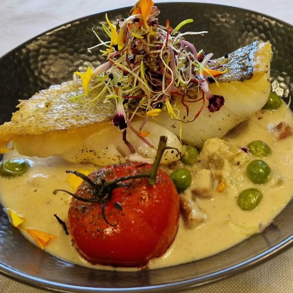 Filet de Lieu jaune poêlé à l'huile d'olive. PommeS de terre nouvelles à la crème et à l'Andouille de Vire