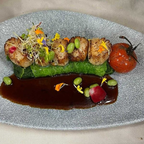 Noix de Coquille St-Jacques et son embeurrée de Chou vert au lard fumé